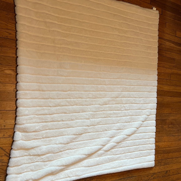 EUC Textured Faux fur Throw Blanket Cream Color - Picture 3 of 4